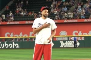 跨界互动！康宁汉姆现身家乡阿灵顿 为MLB德州游骑兵队开球⚾️图片